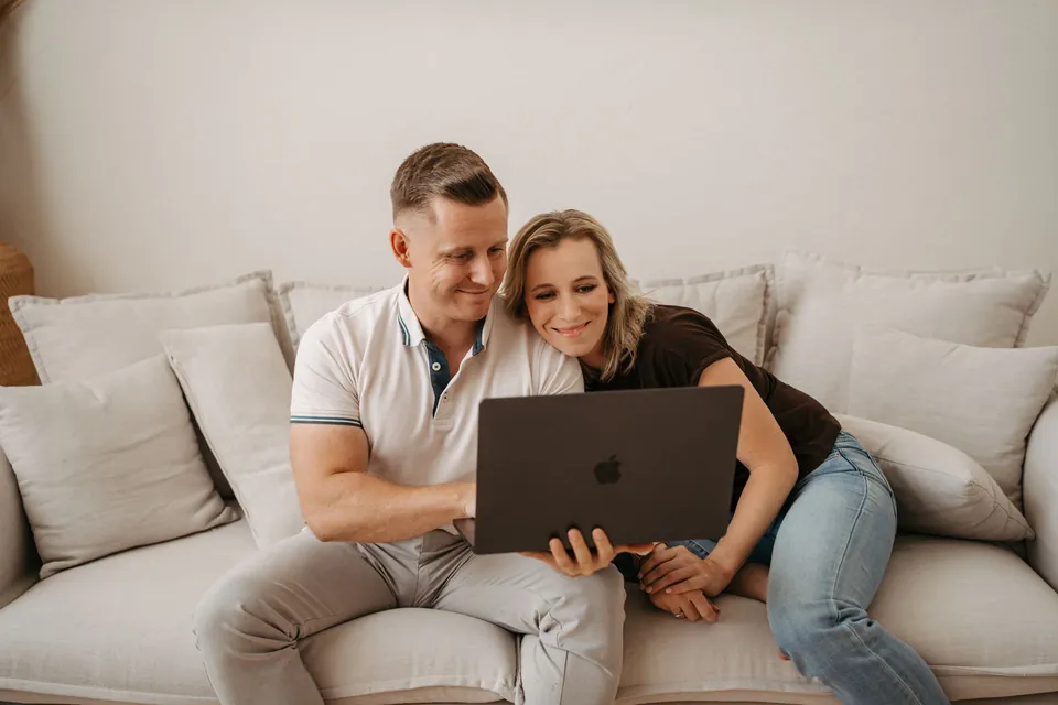 Anne und Toni von 2edits besprechen Ideen bei einem gemeinsamen Business-Shooting