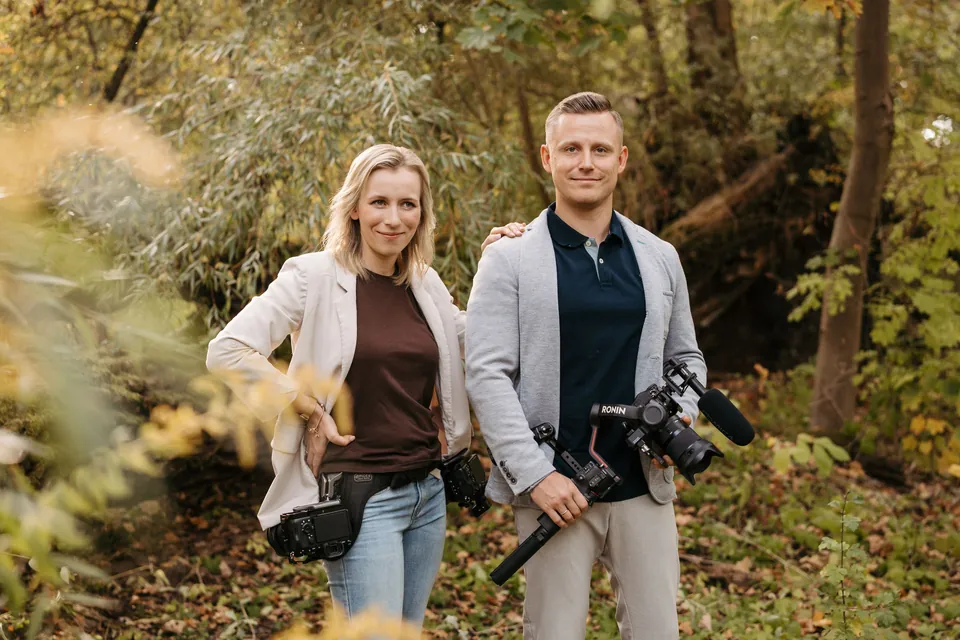 Anne und Toni von 2edits sind mit Kameras im Freien unterwegs