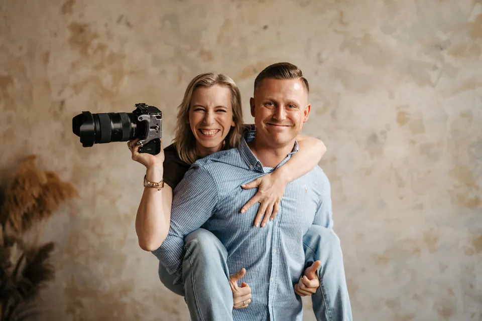 Anne und Toni von 2edits mit Kamera beim Business-Shooting
