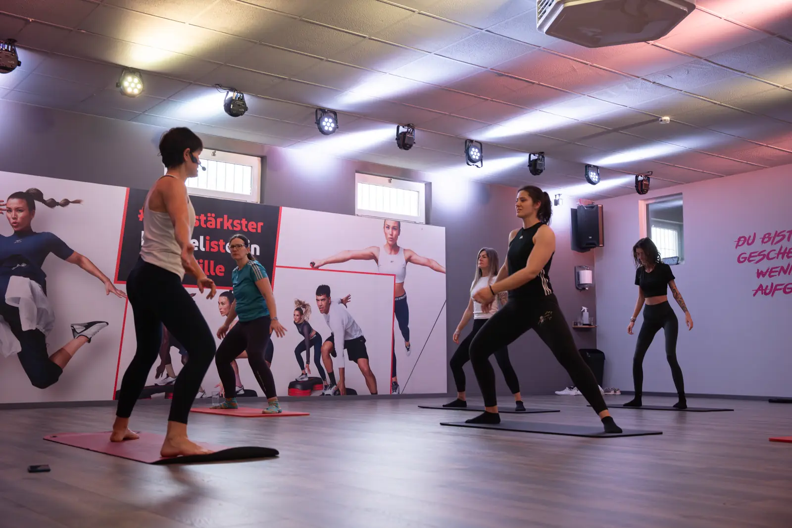 Dynamischer Gruppenkurs in einem modernen Fitnessstudio