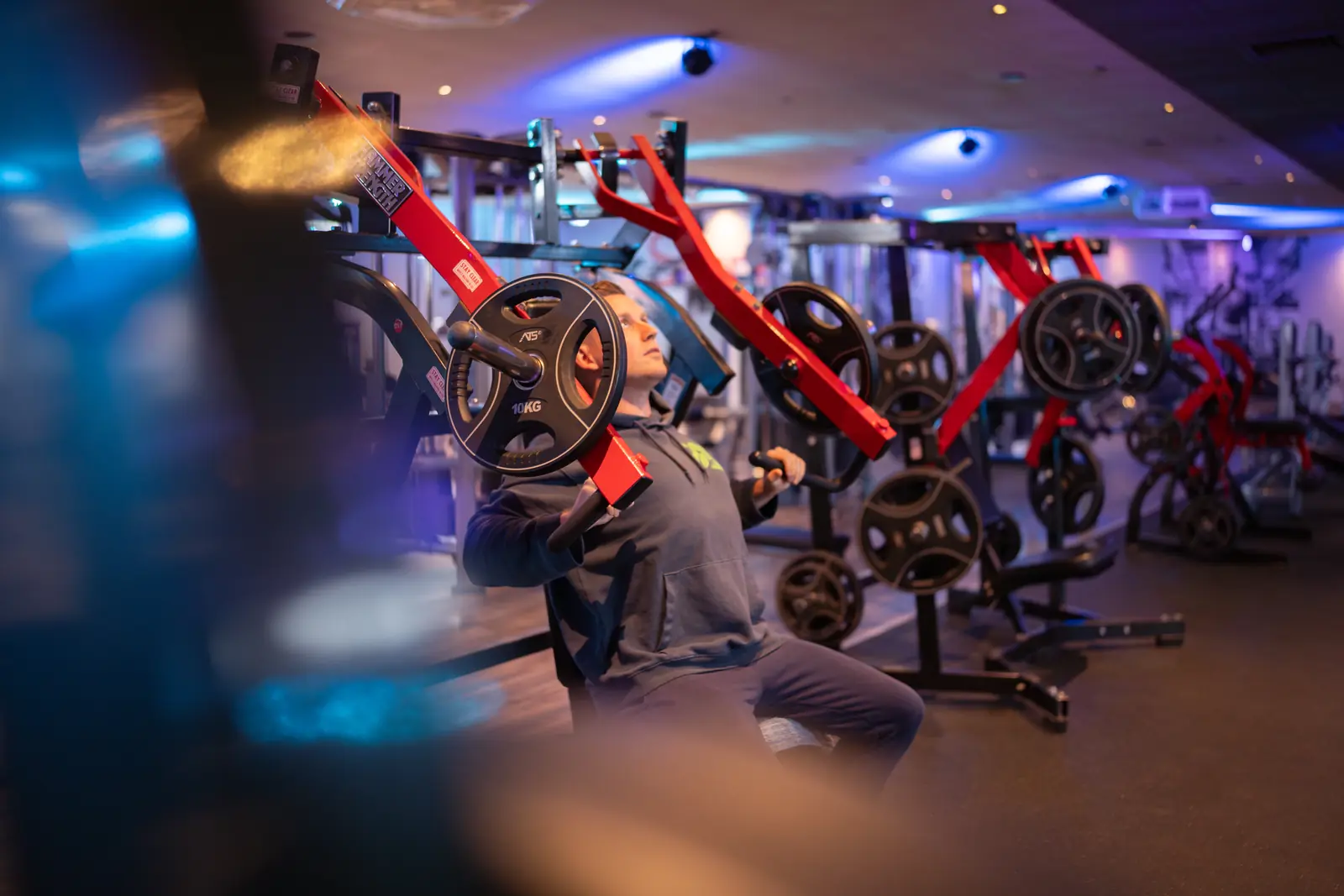 Athlet beim Krafttraining an einer Studiomaschine