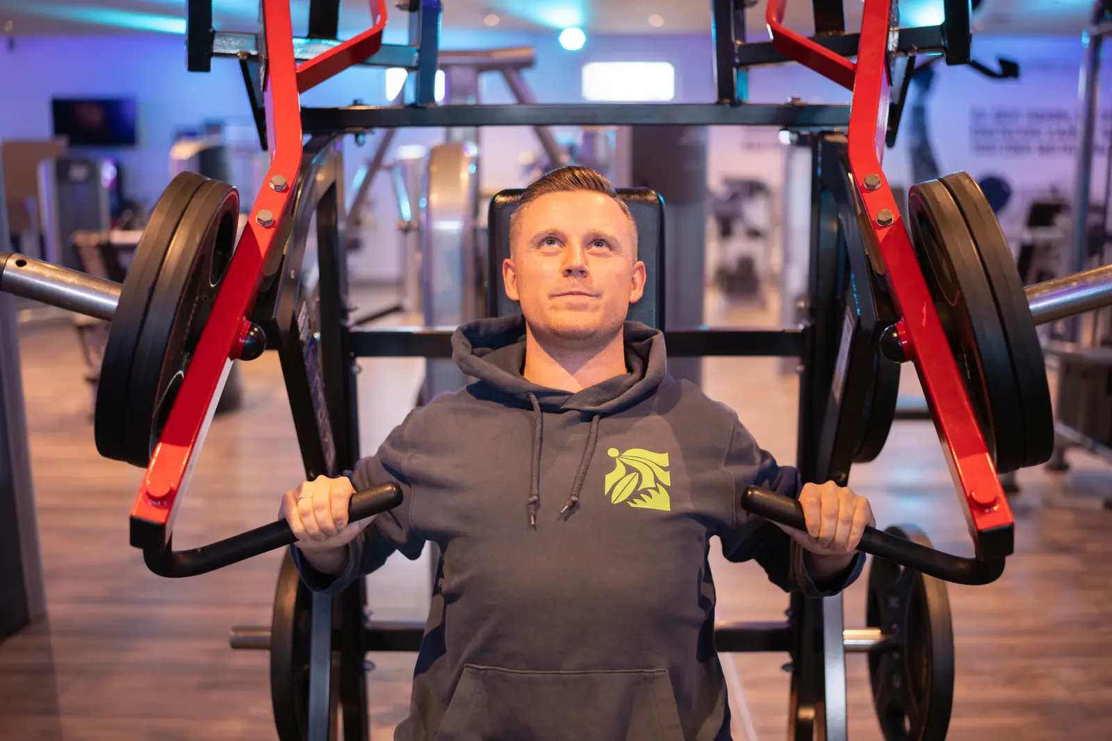 Athlet beim fokussierten Brusttraining an einer Studiomaschine