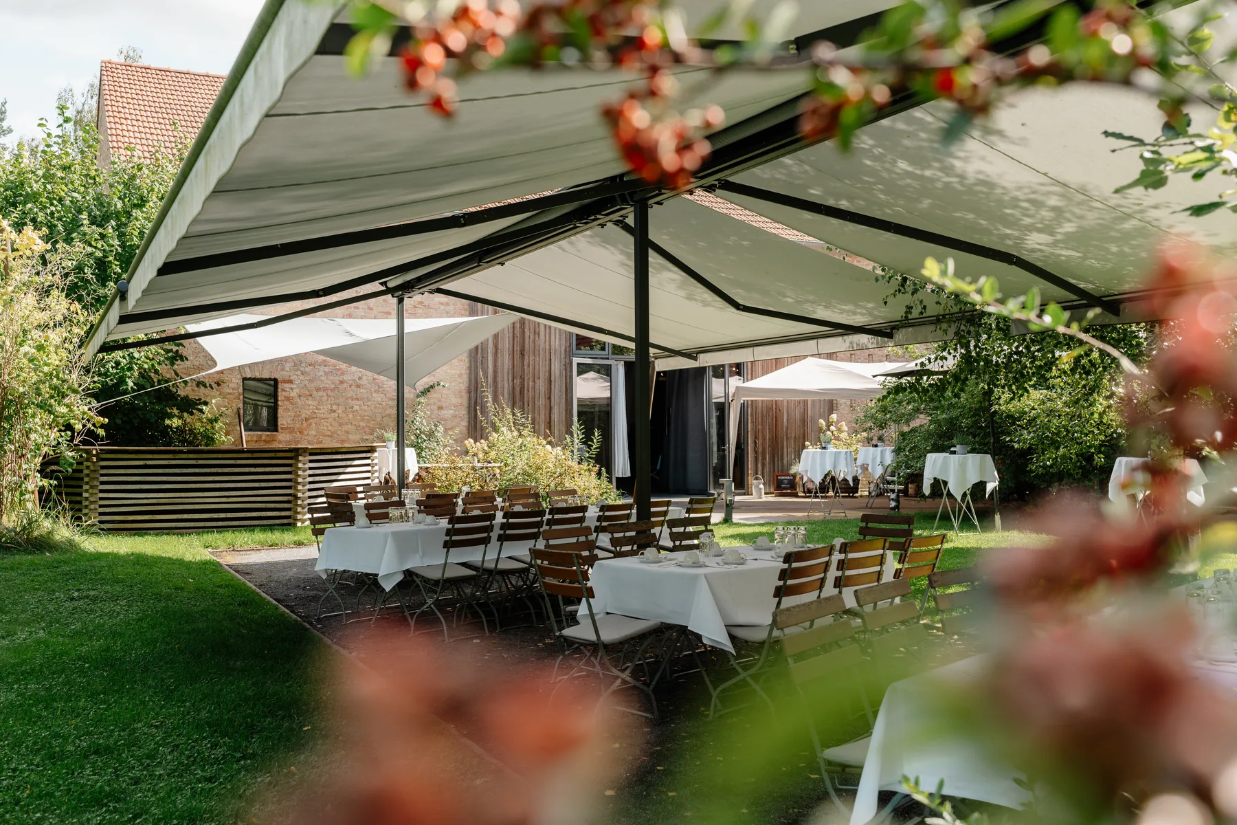 Sommerlich gedeckte Tische im Garten einer Eventlocation