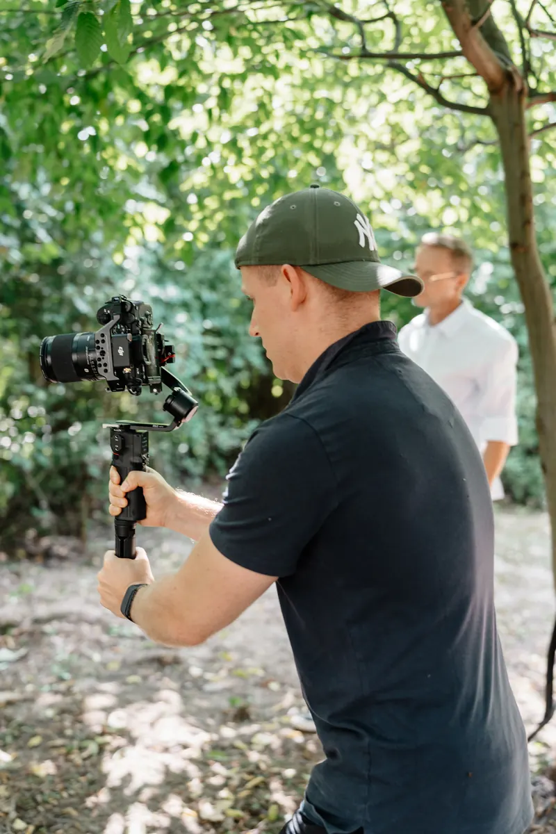 Toni von 2edits filmt mit einer Kamera auf einem Gimbal bei der JFG-Produktion