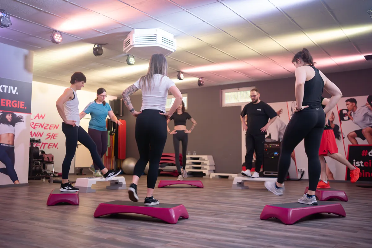Gemeinsames Krafttraining mit Hanteln im MC Shape Lauchhammer