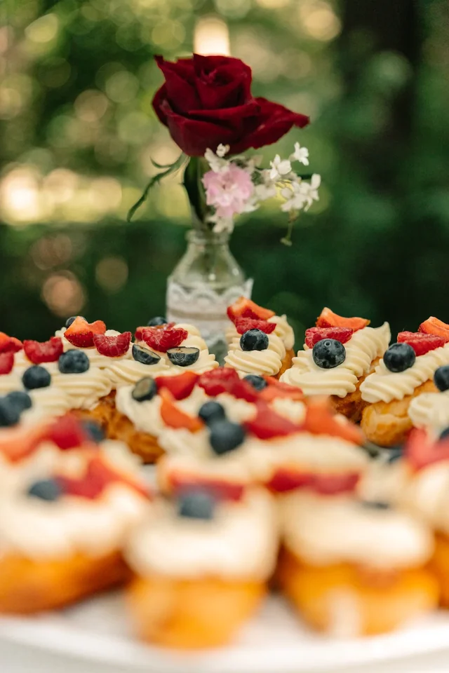 Feines Gebäck mit frischen Beeren