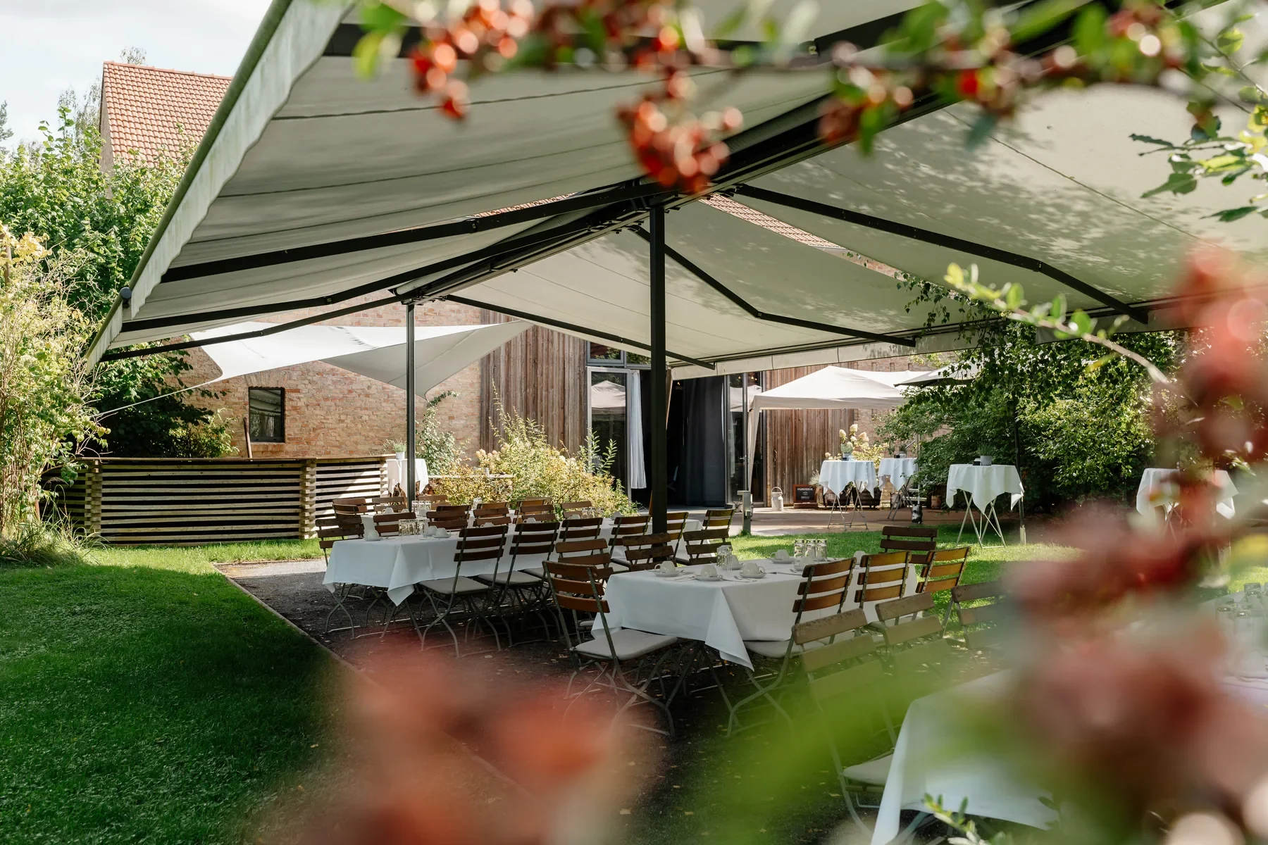 Sommerlich gedeckte Tische im Garten einer Eventlocation