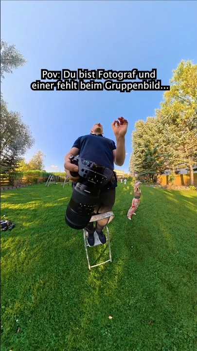 Toni steht beim Gruppenfoto auf einer Leiter – Einblick in die Arbeit von Pixelduett