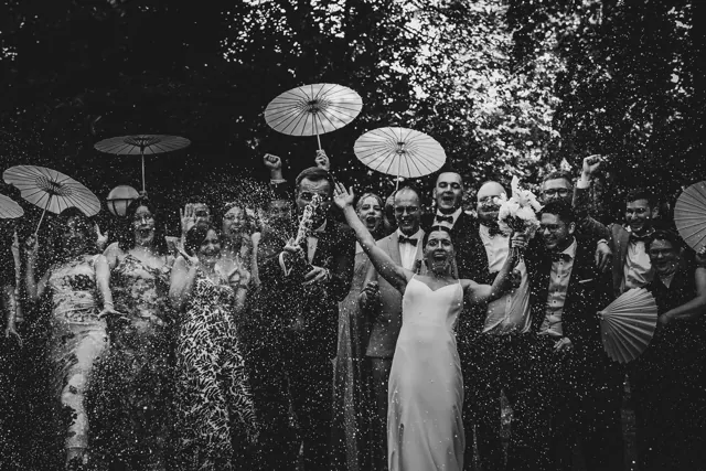 Brautpaar und Hochzeitsgäste feiern gemeinsam – Hochzeitsfotografie von Pixelduett