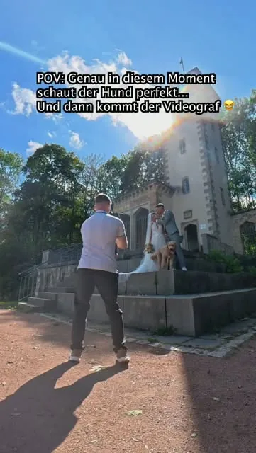 Brautpaar mit Hund während Toni durch das Motiv läuft