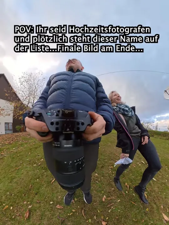 Toni organisiert ein Gruppenbild mit Hochzeitsgästen