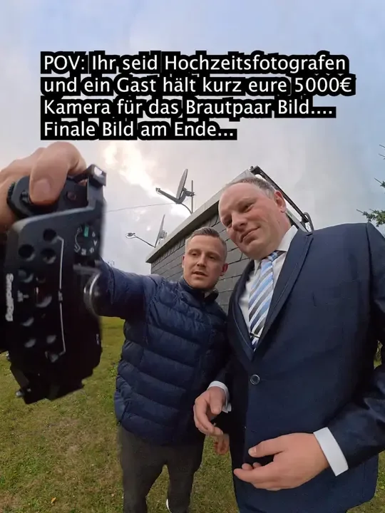 Hochzeitsgast hält die Kamera für ein gemeinsames Foto