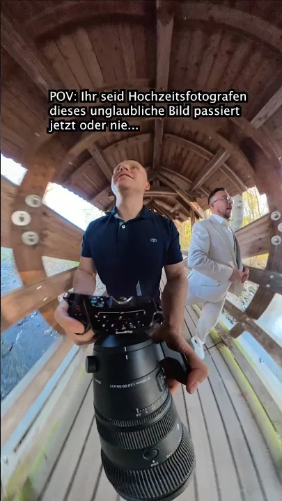 Toni mit Kamera während eines spontanen Hochzeitsfotos