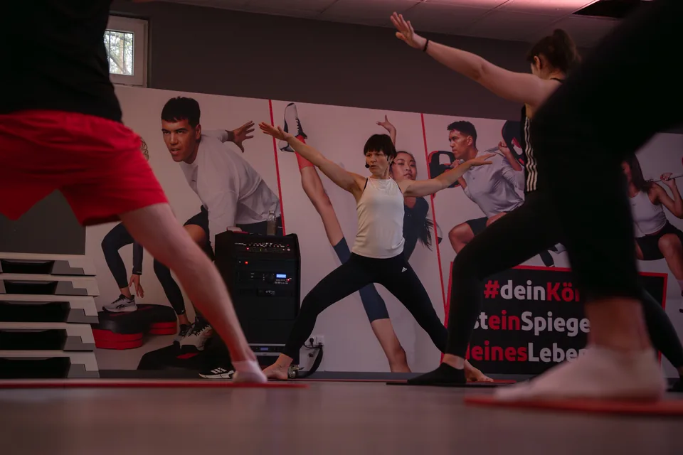 Teilnehmer beim gemeinsamen Training im Kursraum des MC Shape