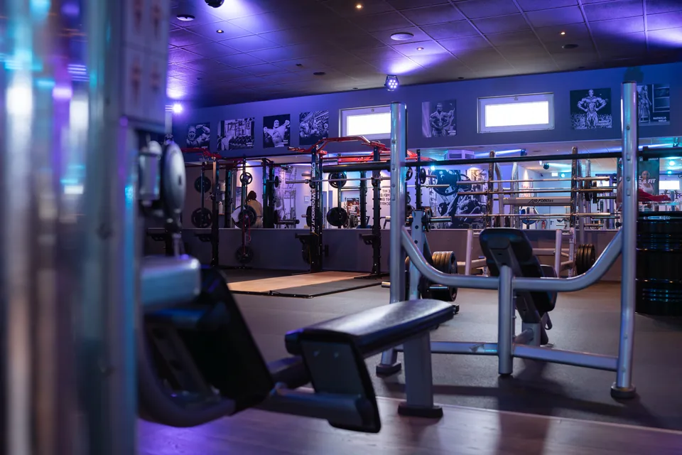 Trainingsgeräte im blau beleuchteten MC Shape Lauchhammer