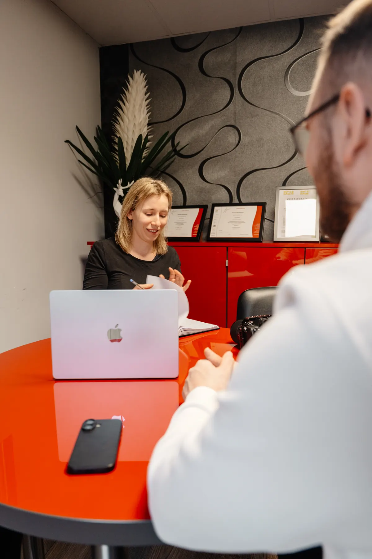 Anne im Gespräch bei der Content-Planung