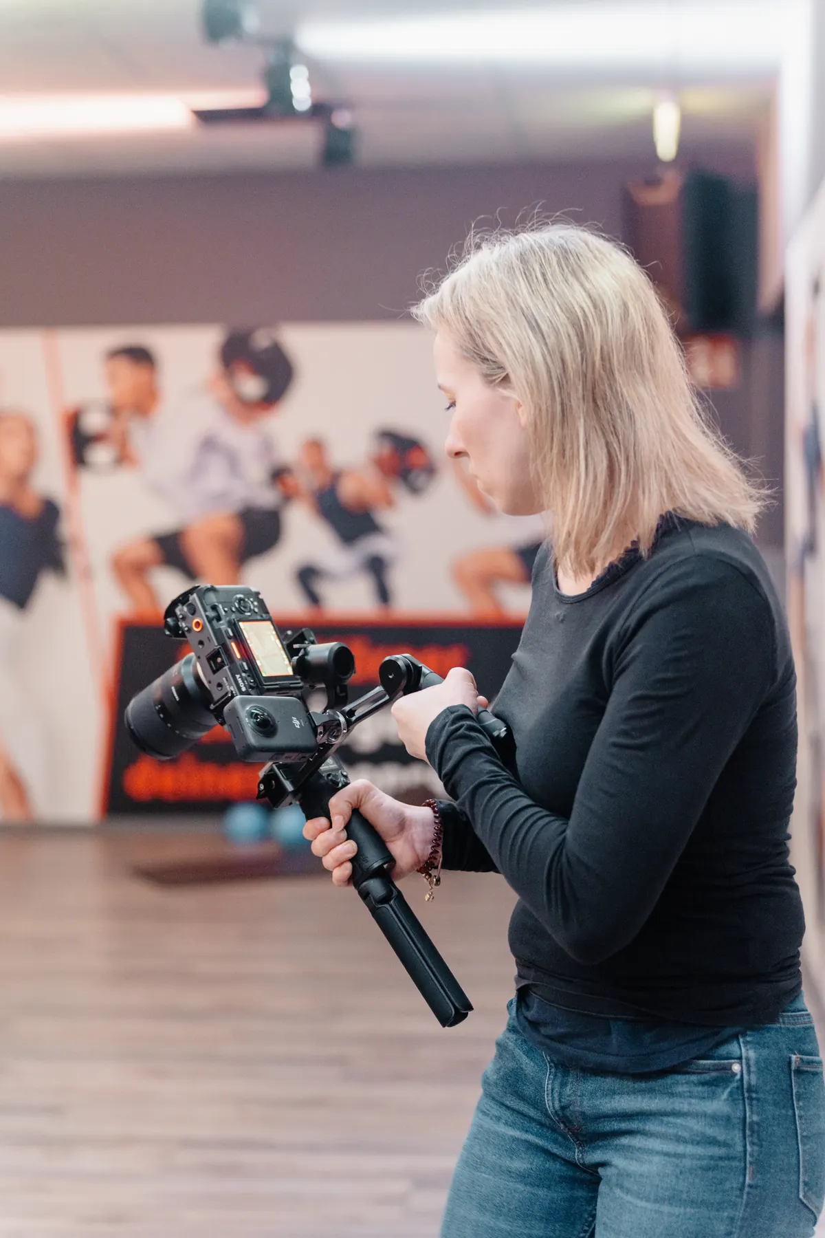 Anne prüft die Kameraeinstellungen am Gimbal