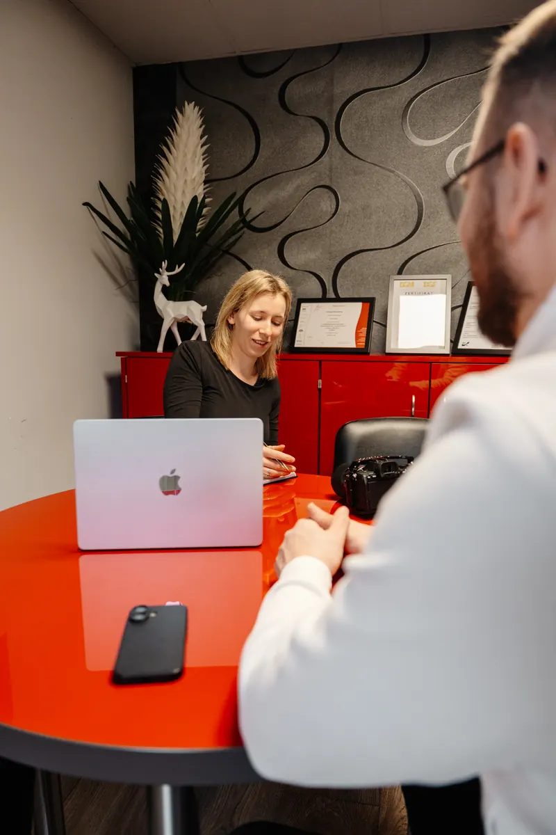 Anne arbeitet bei der Content-Planung am Laptop