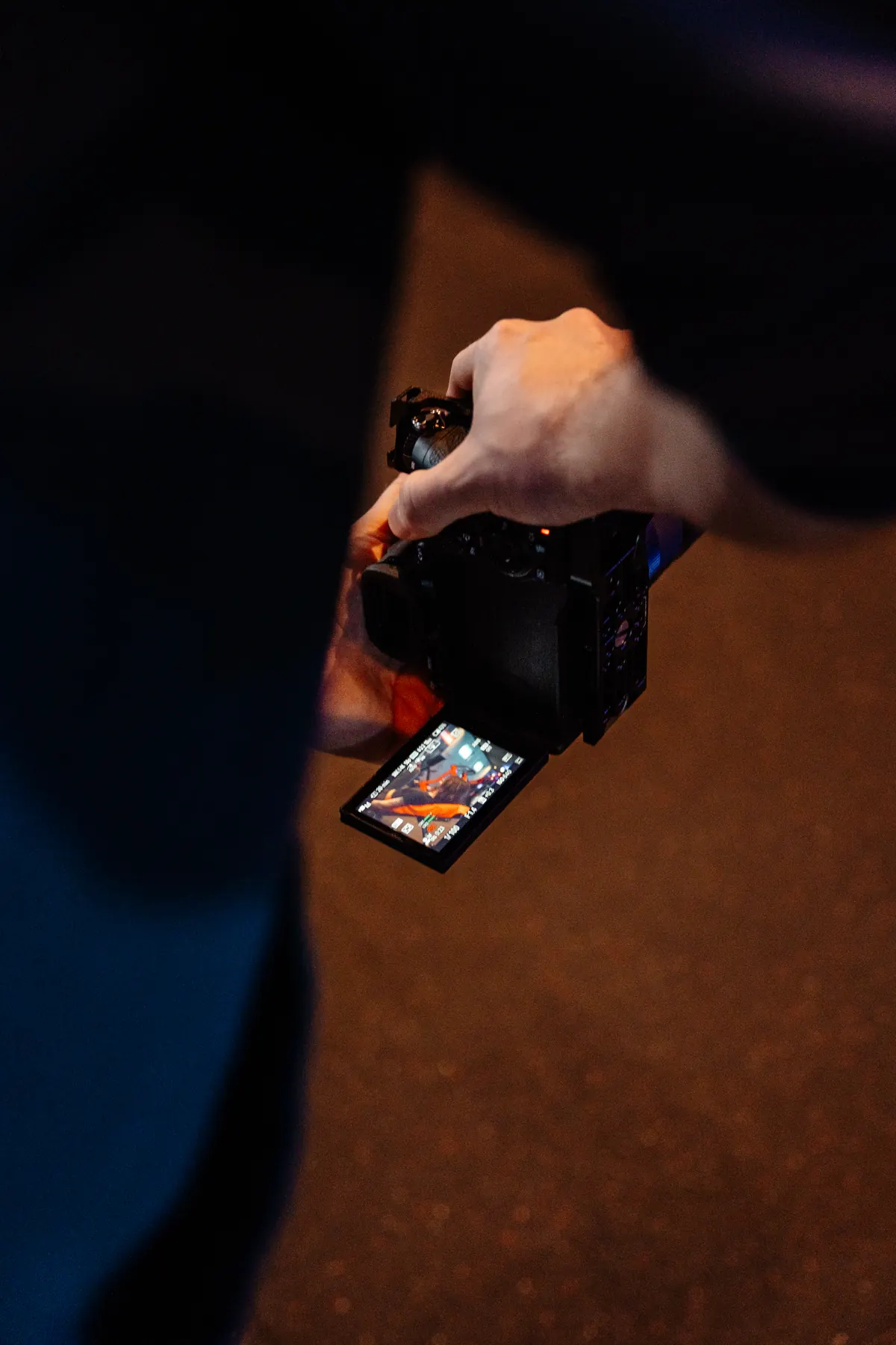 Nahaufnahme einer Kamera mit ausgeklapptem Display in Tonis Hand