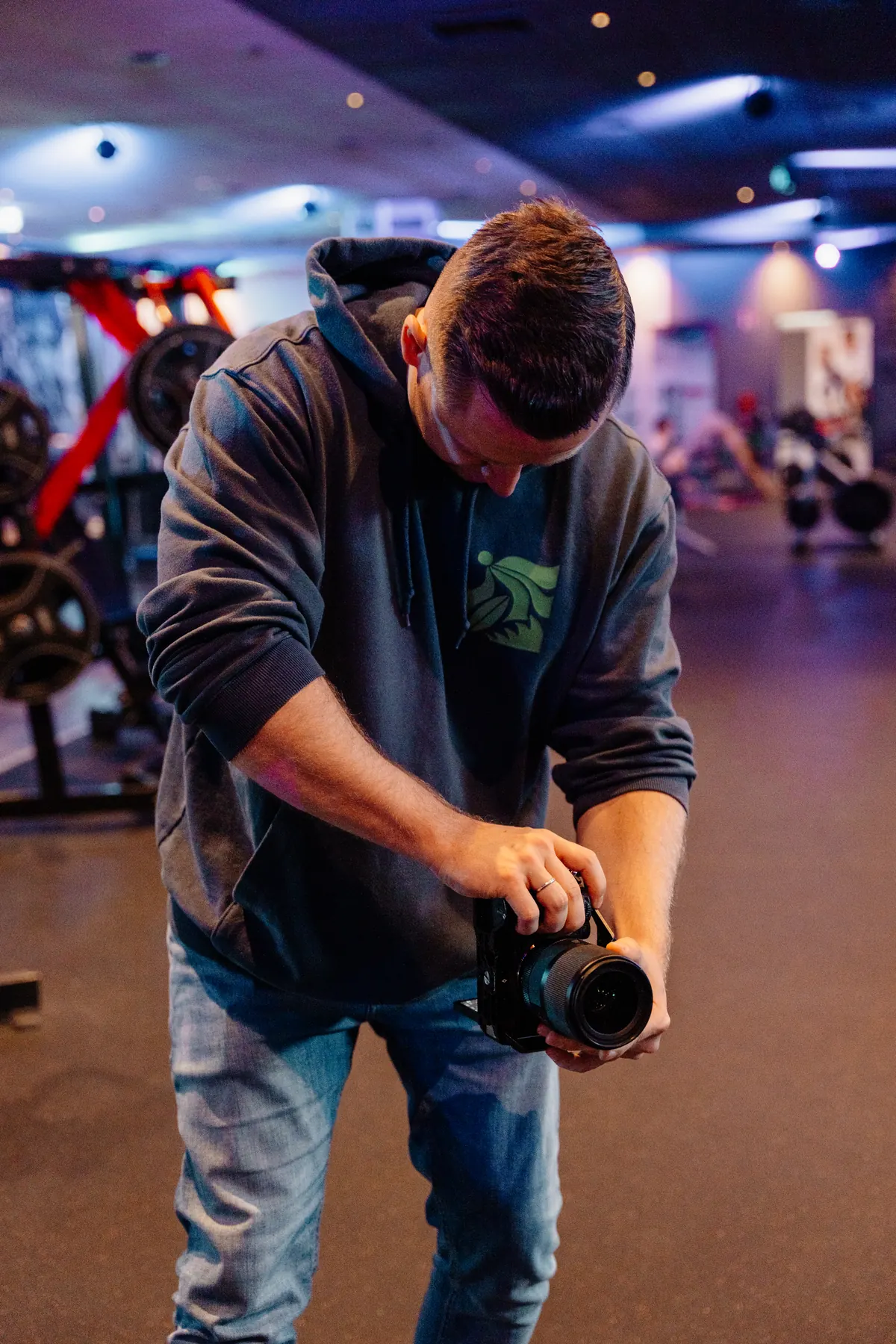 Toni bereitet eine Kameraaufnahme im Fitnessstudio vor
