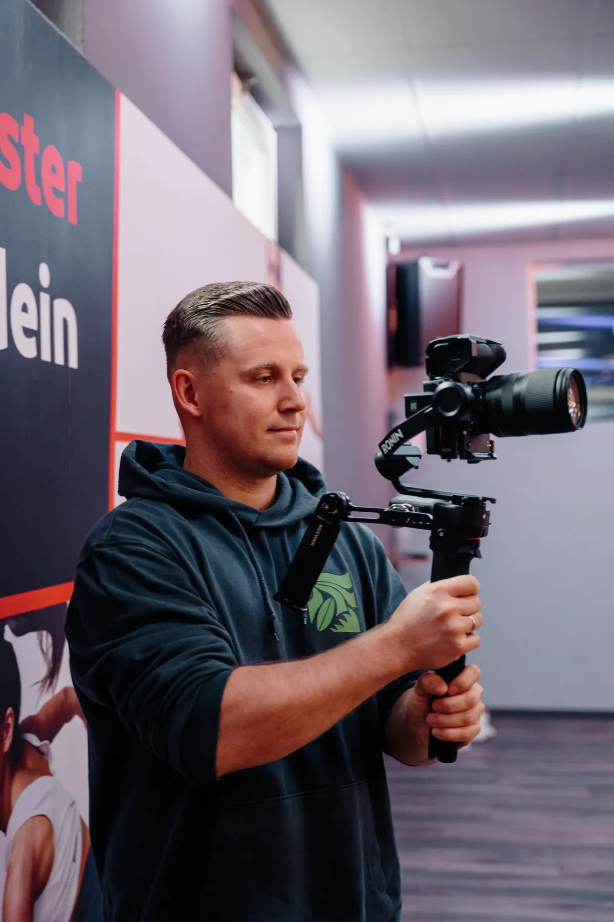Toni führt eine Kamera auf einem Gimbal während des Drehs