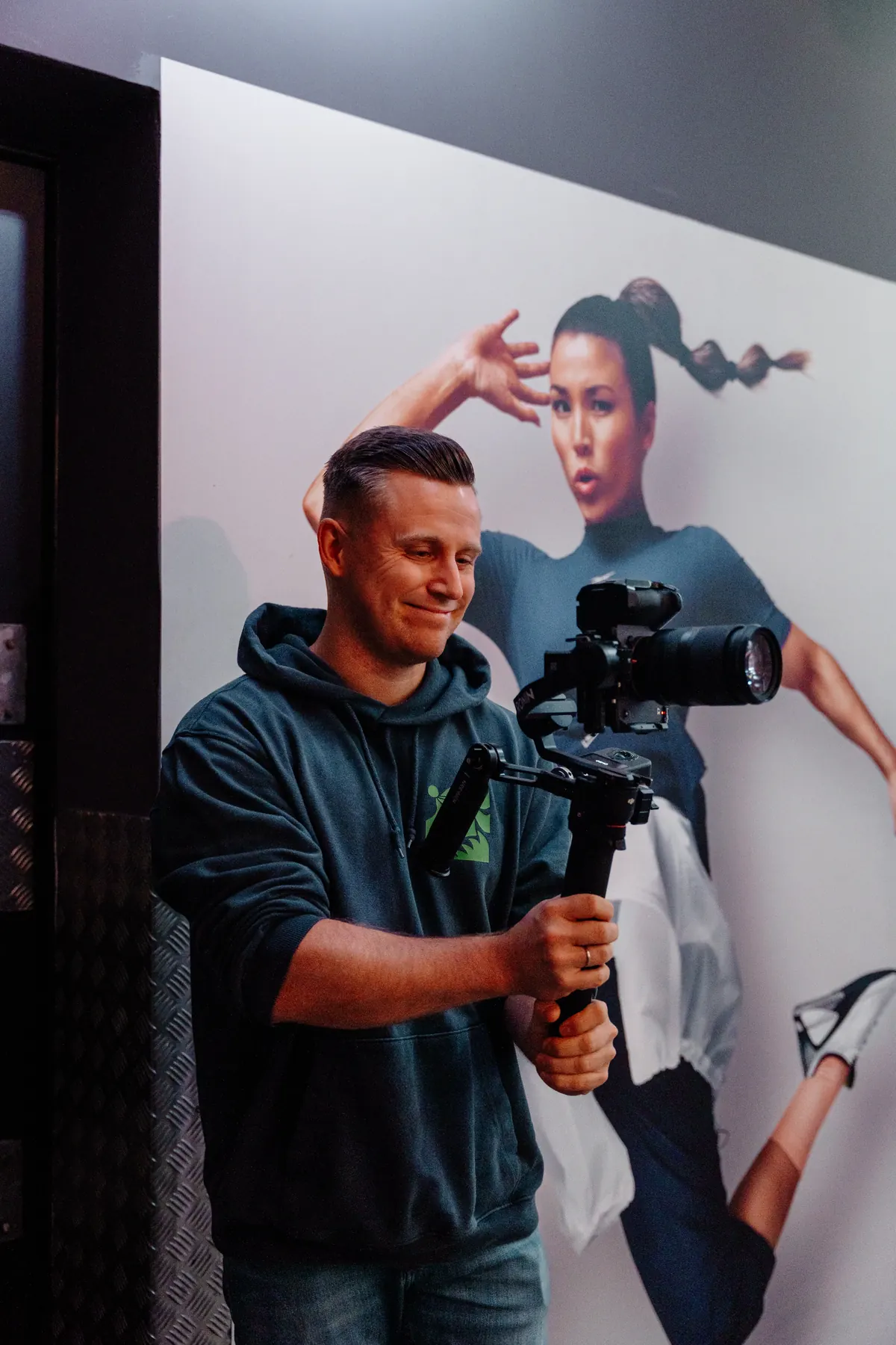 Toni bei einer Reel-Produktion mit Kamera und Gimbal