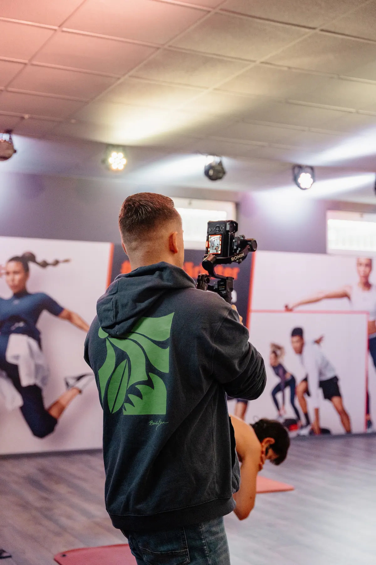 Toni filmt einen Gruppenkurs mit einer Kamera auf einem Gimbal